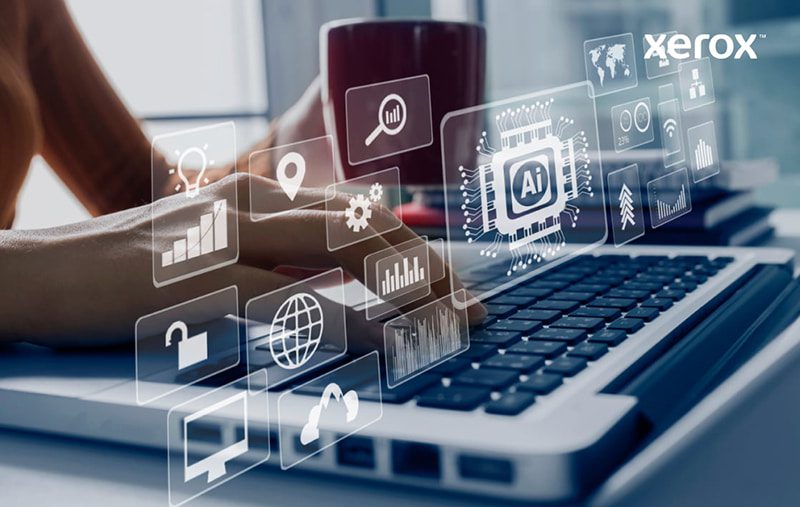 Mains tapant sur un ordinateur portable avec des icônes numériques symbolisant l'IA et l'analyse de données superposées.